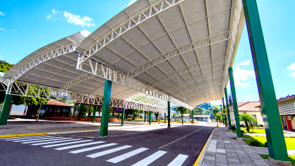 Rua_limpa_com_faixa_de_pedestres.png!